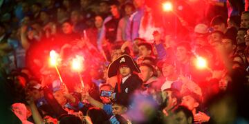 Fervor puro de los hinchas de Belgrano, a un paso del ascenso (Foto Javier Ferreyra).