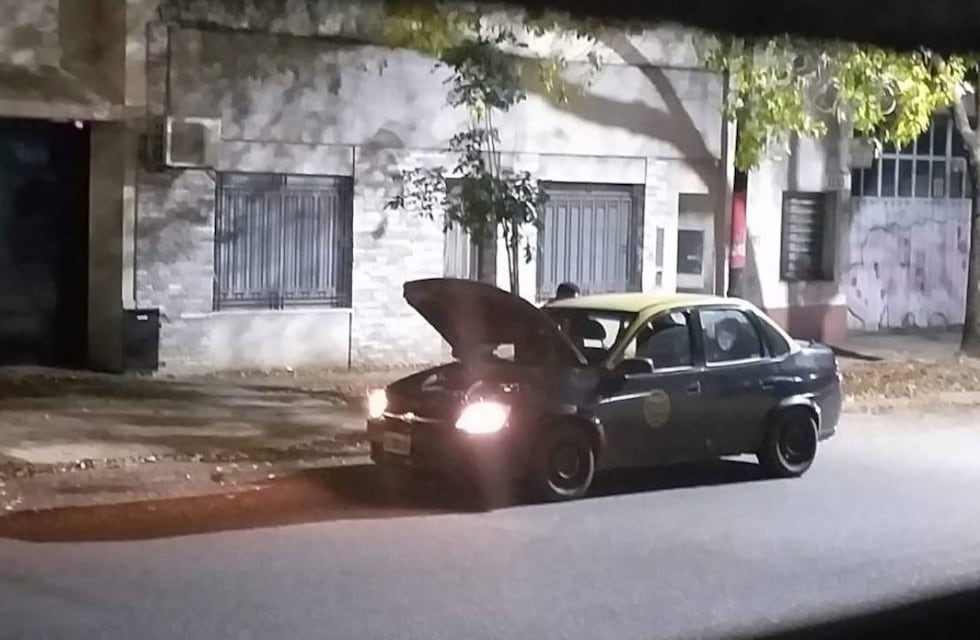 Violencia en Rosario: iban en un auto pintado como taxi y los atacaron a balazos
