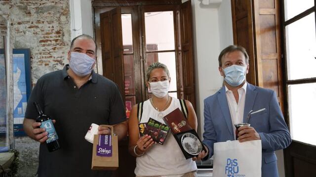 Los turistas santiagueños, primeros en llegar, fueron recibidos por Pablo Bianco, director del área en la Ciudad de Córdoba.