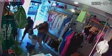El ladrón en el momento en que forcejea con la mujer para arrebatarle la cartera.