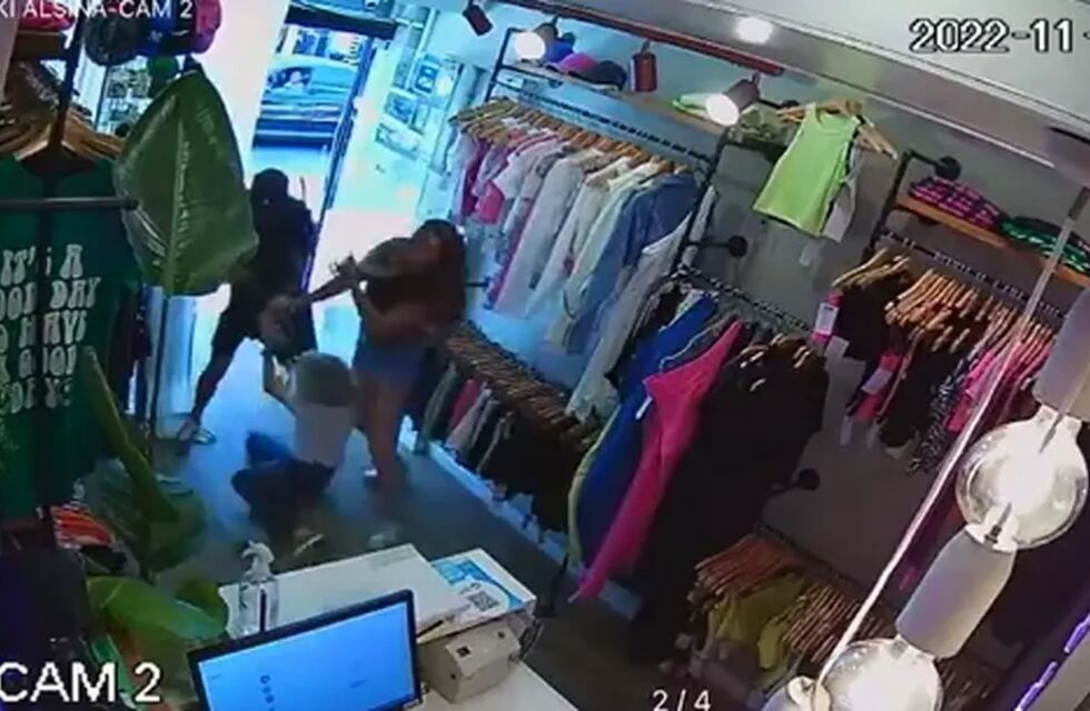 Un ladrón golpeó y arrastró a una mujer para intentar robarle la cartera en un negocio en Ramos Mejía