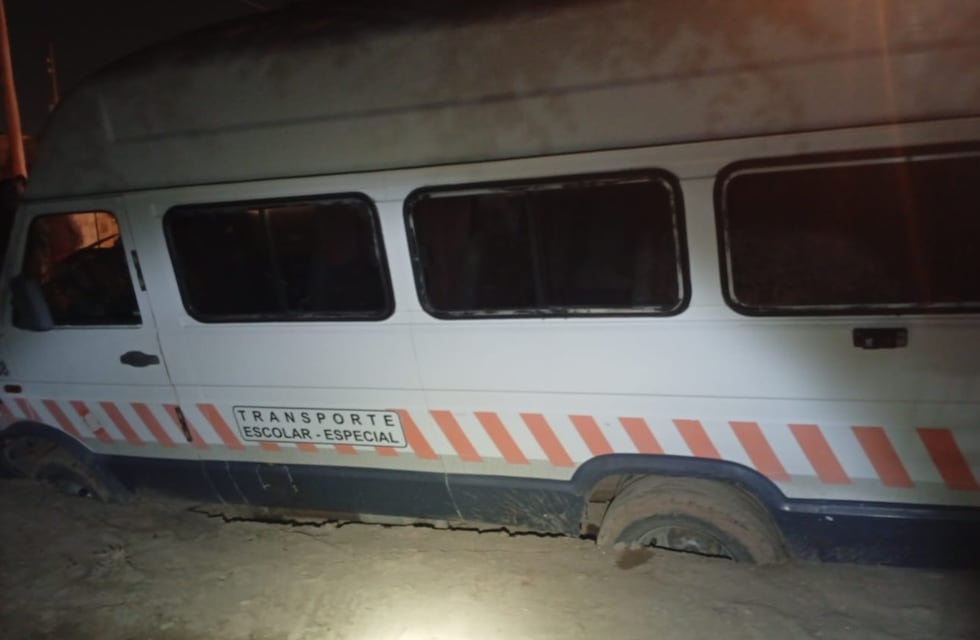Socavones en Córdoba “se comieron” dos transportes escolares: hay un herido