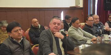 Dirigentes del sector empresario y del gremio de los trabajadores del trasporte público de pasajeros de Jujuy expusieron sus problemas ante la Comisión de Transporte de la Legislatura.