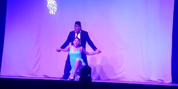 José Colque bailando tango con su compañera Gisel Ramírez.