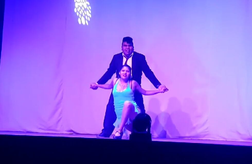 Salta: un joven no vidente fue ovacionado en su debut bailando tango en un teatro repleto