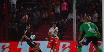 Instituto no juega bien y la pasa mal ante un Riestra más peligroso.