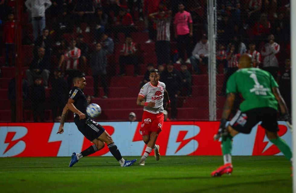 ¿Falta previa en el gol a Instituto? Polémicas en el partido frente a Riestra