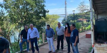 Realizan tareas de mantenimiento de las barandas de la costanera de Puerto Iguazú.