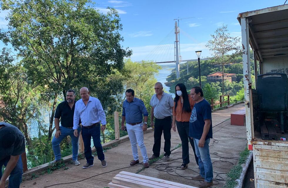 Realizan tareas de mantenimiento de las barandas de la costanera de Puerto Iguazú