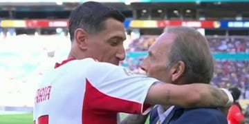Di María abraza a Miguel Ángel Russo