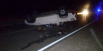 Vuelco. Así quedó la Toyota Hilux en medio de la ruta nacional 144.