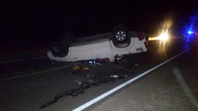 Vuelco. Así quedó la Toyota Hilux en medio de la ruta nacional 144.