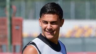 Paulo Dybala compartió en redes su foto con la prenda de vestir.