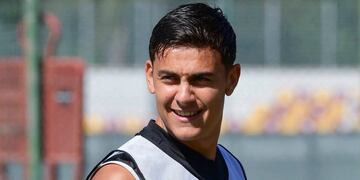 Paulo Dybala compartió en redes su foto con la prenda de vestir.