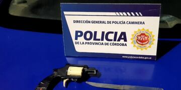 Se le secuestró una réplica de un arma y un cuchillo.