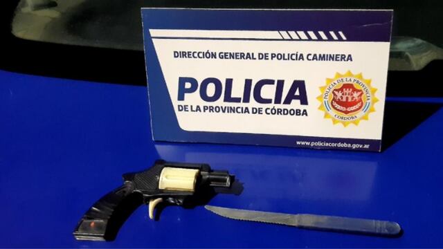 Se le secuestró una réplica de un arma y un cuchillo.