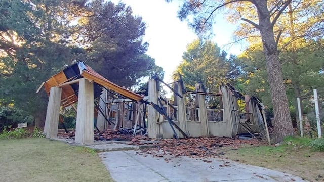 Incendio de la capilla de Pehuen Co: ordenan la restricción de la libertad de un menor