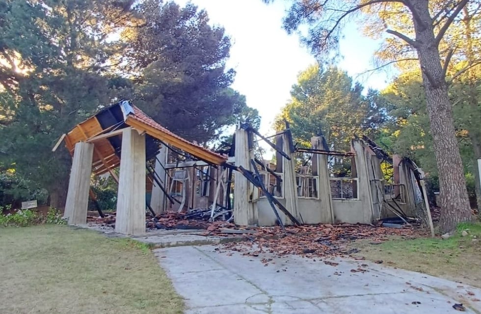 Incendio de la capilla de Pehuen Co: ordenan la restricción de la libertad de un menor