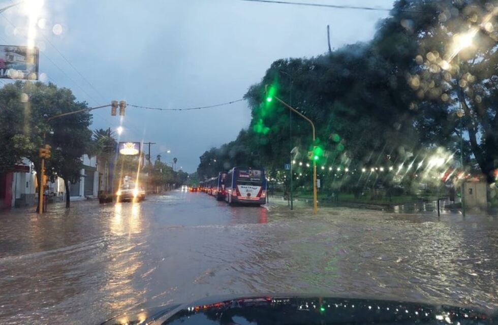 Por el temporal, una docente de Salta llegó empapada y sus alumnos reconocieron su esfuerzo