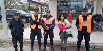 Tres policías de Santiago del Estero ayudaron a una madre a salvarle la vida a su hijo.