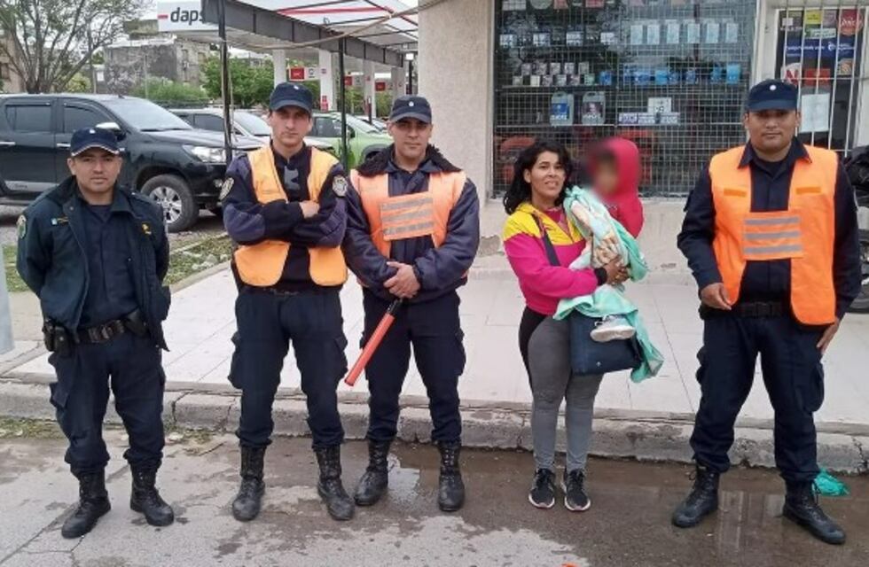 El gesto de tres policías de Santiago del Estero que le salvó la vida a un niño de 2 años