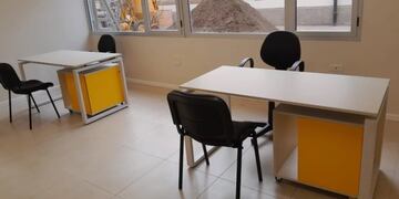 Internos de Villa Floresta repararon muebles para el Hospital Municipal