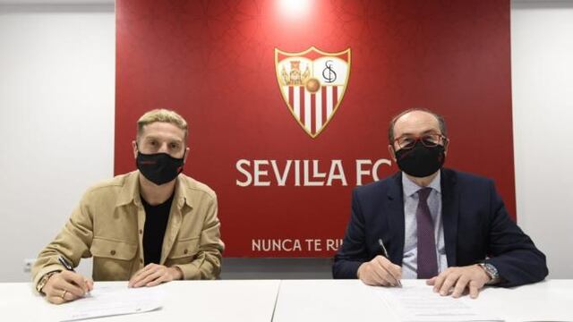 Gómez jugará en el Sevilla por tres años y medio.