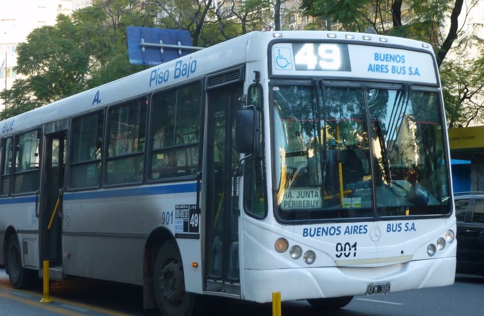 Una mujer se subió al colectivo y comenzó a darle trompadas al chofer luego de que le rozara el auto