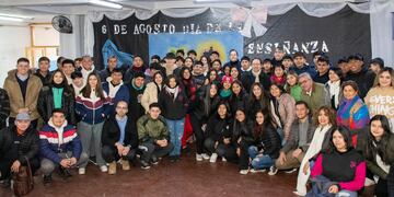 Jalil junto a estudiantes de escuelas agrotécnicas.