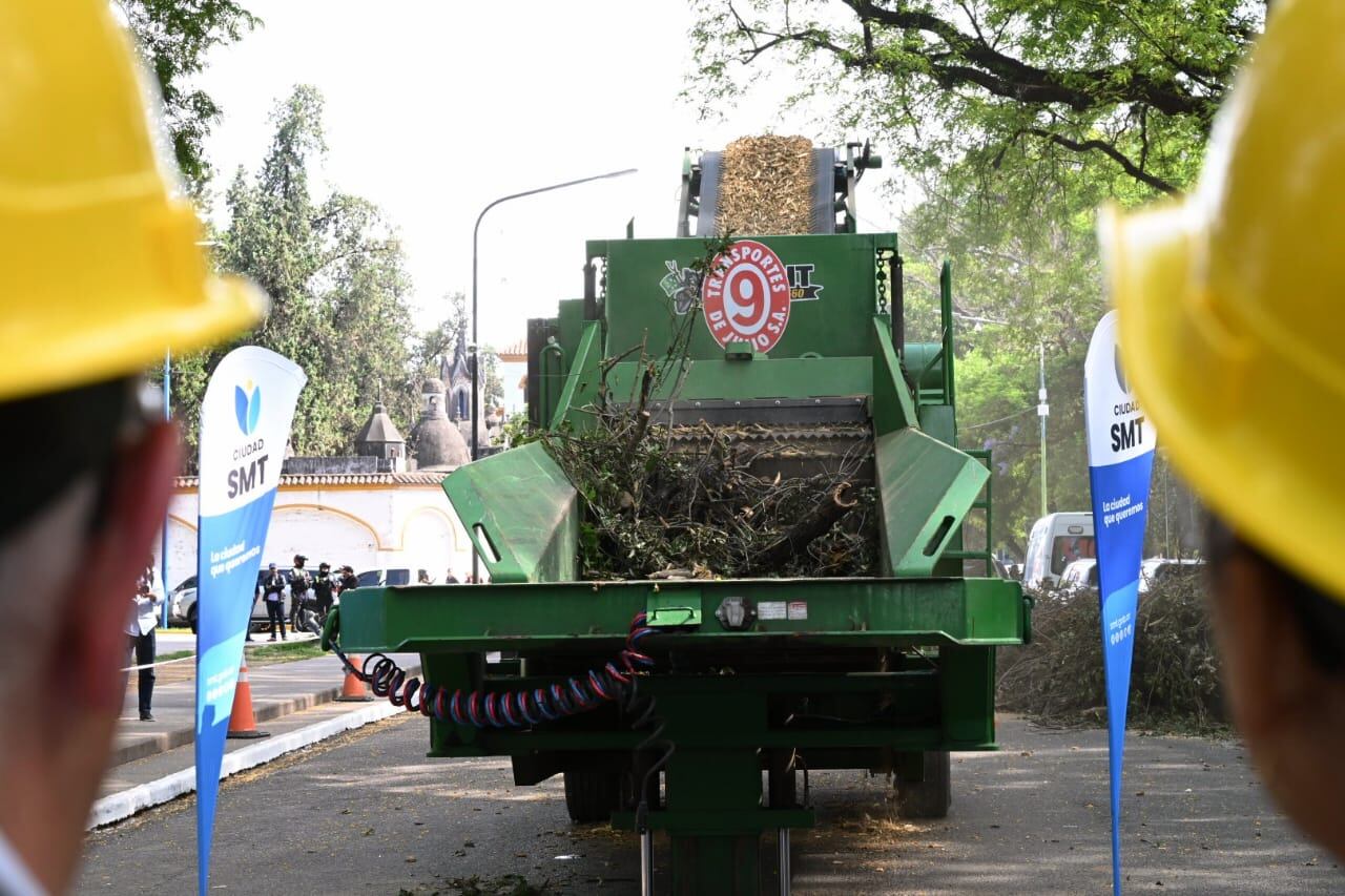 Cinco camiones y una trituradora modernizan el sistema de higiene urbana en San Miguel de Tucumán.