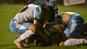 Racing de Nueva Italia logró un necesario triunfo 2-0 sobre Independiente Rivadavia de Mendoza, en el Sancho.