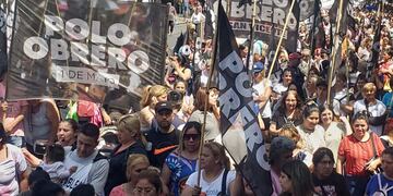 Marcha del Polo Obrero por las calles del centro de Córdoba. (Ramiro Pereyra / La Voz)
