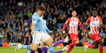 "¿Necesitas goles? llámalo a Julián Álvarez", el particular anuncio donde participó el cordobés.(AP)