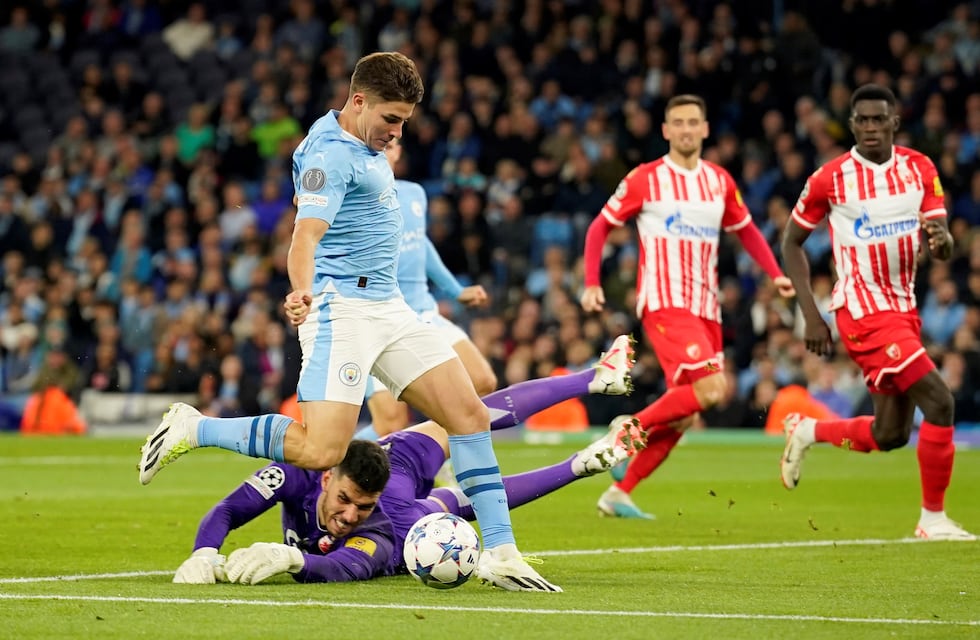 Julián Álvarez la rompió como taxista para una reconocida marca de ropa y se volvió viral