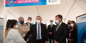 El Presidente Alberto Fernández junto a una comitiva oficial, entre los que se encontraba el gobernador Rodolfo Suarez visitó el centro de vacunación del PAMI en calle Belgrano. Gentileza Gobierno de Mendoza