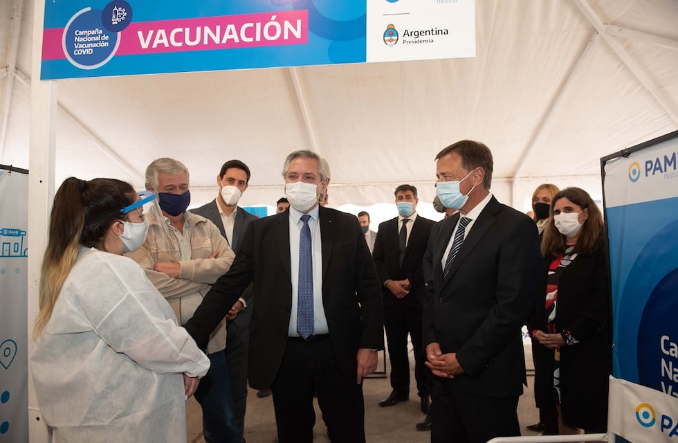 El Presidente visitó el centro de vacunación del PAMI en Mendoza