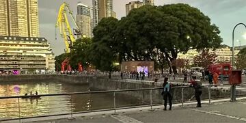 Un joven de 22 años murió ahogado al intentar recuperar su mochila del río.