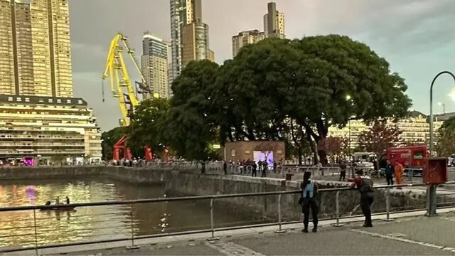 Un joven de 22 años murió ahogado al intentar recuperar su mochila del río.