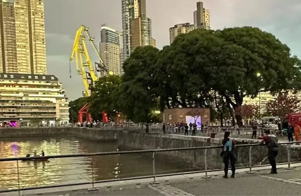 Tragedia en Puerto Madero: se le cayó la mochila al río, quiso recuperarla y murió ahogado