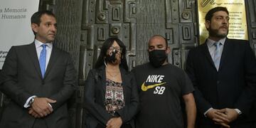 Los padres de Florencia (al centro) y los abogados que los representan, tras reunirse con la fiscal de Homicidios Claudia Ríos. Orlando Pelichotti/Los Andes