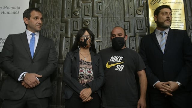 Los padres de Florencia (al centro) y los abogados que los representan, tras reunirse con la fiscal de Homicidios Claudia Ríos. Orlando Pelichotti/Los Andes
