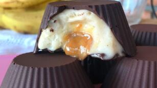 Estos son los bombones de banana y chocolate.