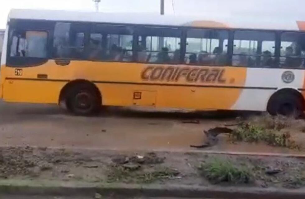 Un increíble bache en la Rafael Núñez provoca la indignación de los vecinos