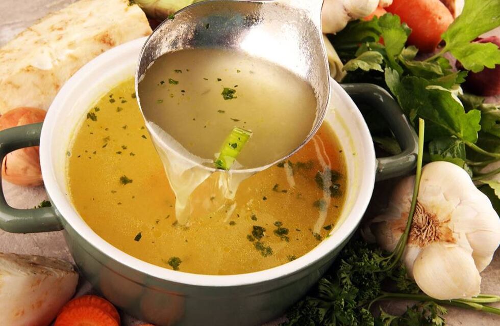 El truco definitivo para quitarle el exceso de grasa al caldo