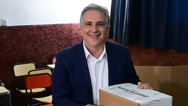 El candidato a gobernador Martín Llaryora votó en una escuela de barrio Centro. (Prensa Hacemos Unidos por Córdoba)