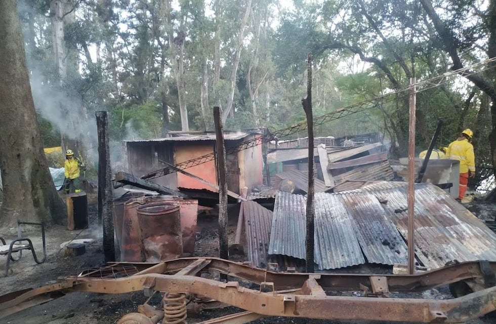 Bomberos Arroyito sofocó el incendio de una precaria construcción en la zona rural de la ciudad