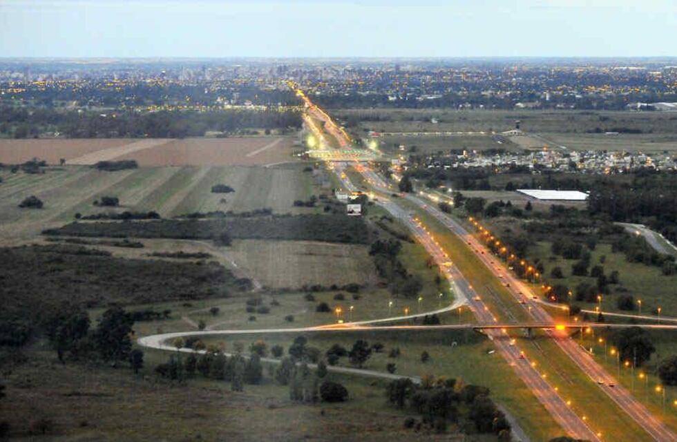 Imprudencia en Córdoba: iba acostado en su motocicleta a 130 km/h y esquivando autos