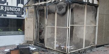 La entrada vecina a la galería de Mitre y Rioja quedó destrozada por las llamas. (@golgigli)
