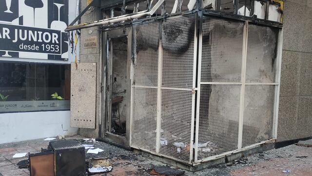 La entrada vecina a la galería de Mitre y Rioja quedó destrozada por las llamas. (@golgigli)