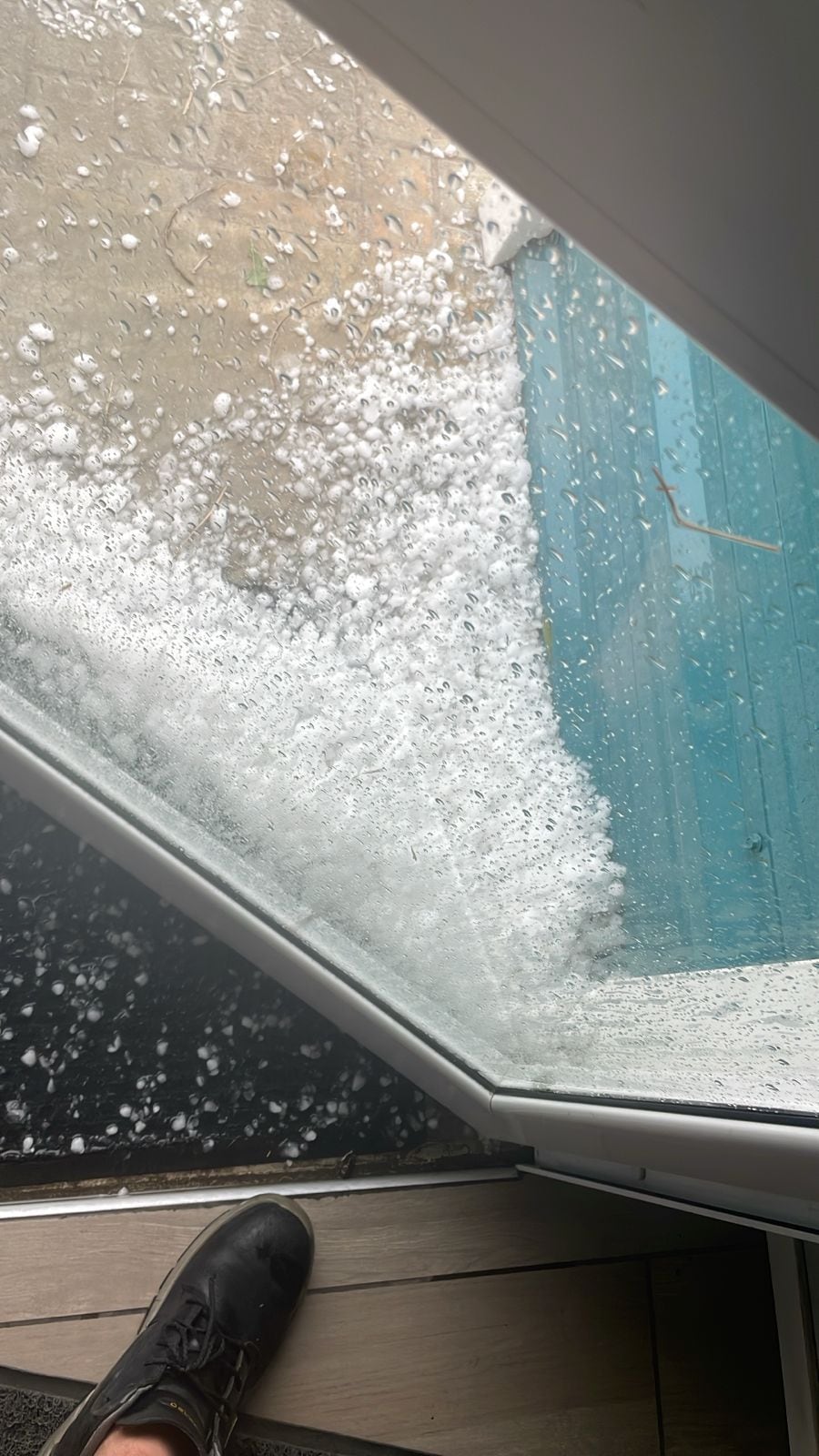 Numerosos automóviles resultaron dañados en el Aeropuerto de Córdoba debido al granizo.  (La Voz)